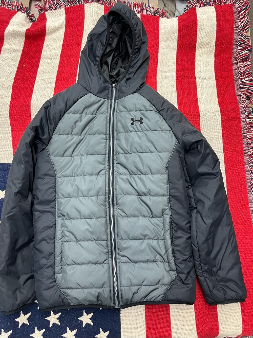 Under Armour Kids Hooded Puffer Jacket in Light Gray and Charcoal Size L 14/16